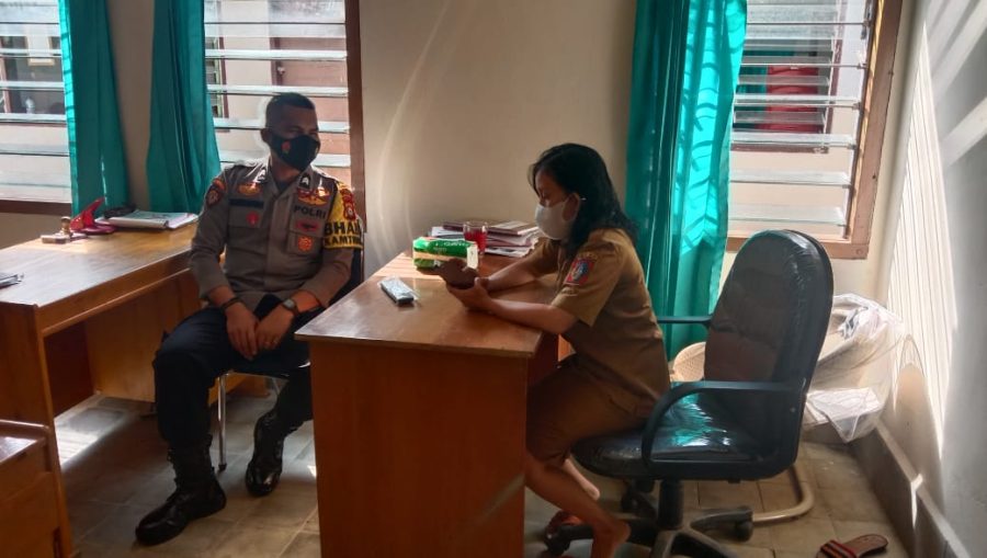 Bhabinkamtibmas Polsek Mengkendek Lakukan Pengawasan Prokes di Rambu Tuka