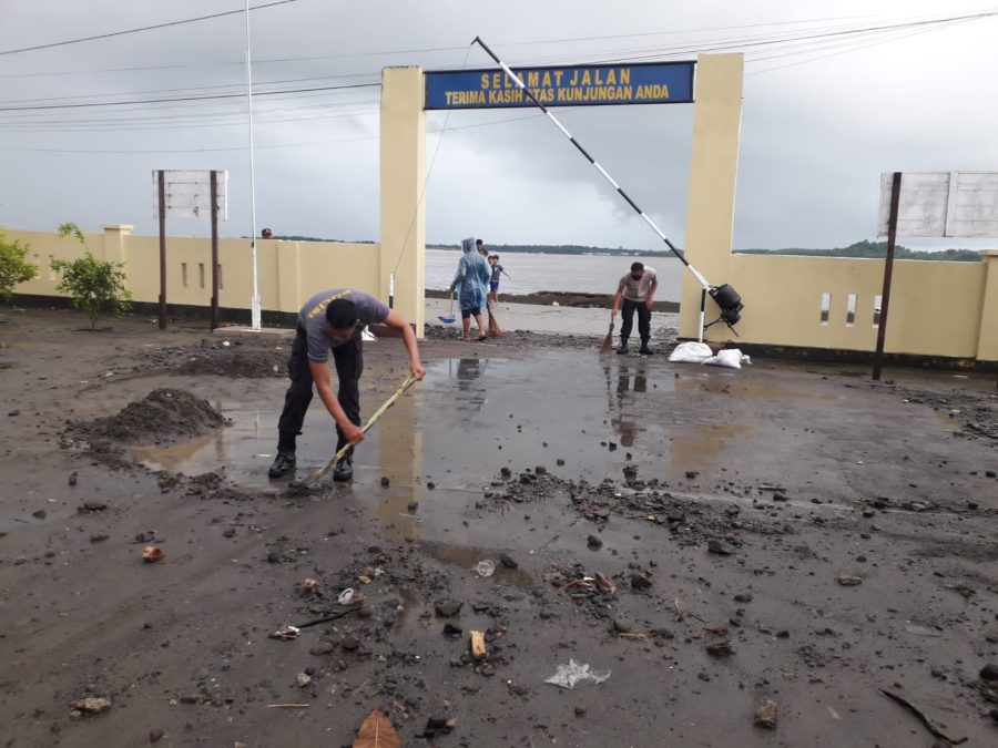 Halaman Kantor Polsek KPN Dipenuhi Sampah-Batu dan Pasir, Personel Gelar Kerja Bakti