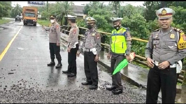 Kondisi Jalan Rusak Akibatkan Tabung Melon Jatuh, Kasat Lantas Polres Sidrap : Alhamdulillah Sudah di Benahi