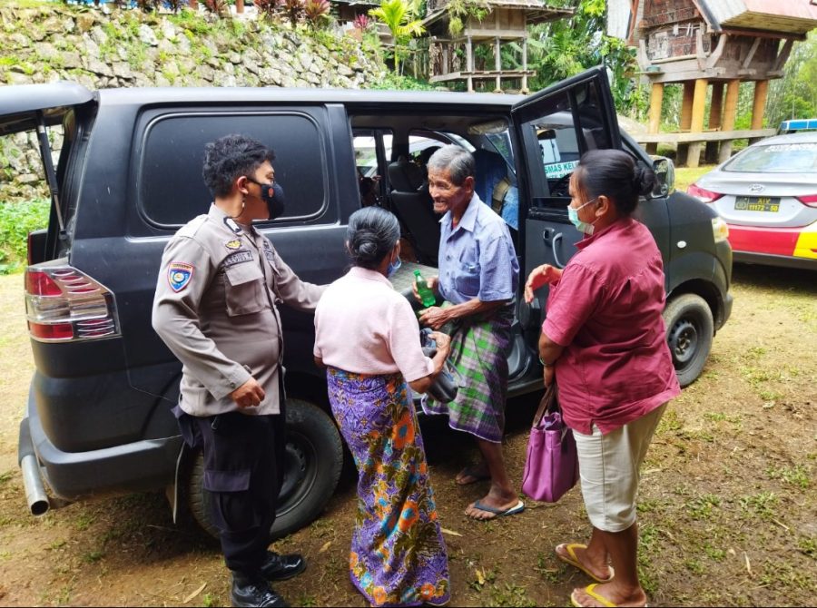 KEBUT VAKSINASI, POLISI POLSEK SESEAN ANTAR JEMPUT LANSIA