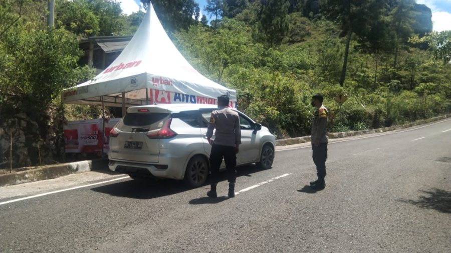 Kapolsek Mengkendek melakukan Operasi masyarakat yang belum di Vaksin