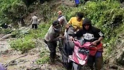 Aksi Heroik Kapolsek Saluputti Bantu Evakuasi Pengendara Roda Dua Terjebak Longsor