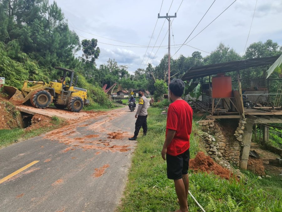 Kapolsek Makale bersama Personil mendatangi TKP longsor di Milan