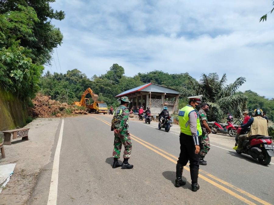 Kapolsek Makale bersama Personil mendatangi TKP longsor di Milan