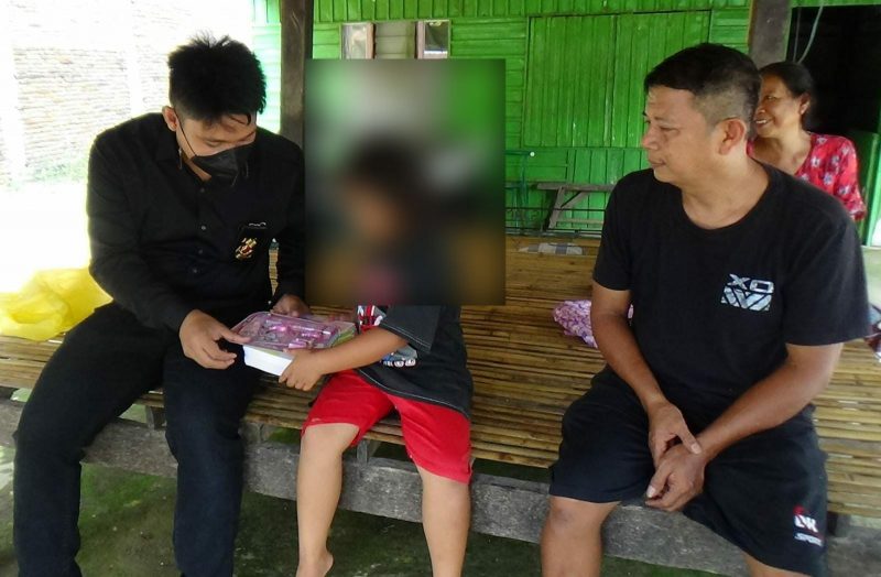 Hibur Korban Pencabulan yang Terjadi di Wilayahnya, Kapolres Pinrang Berikan Tali Asih