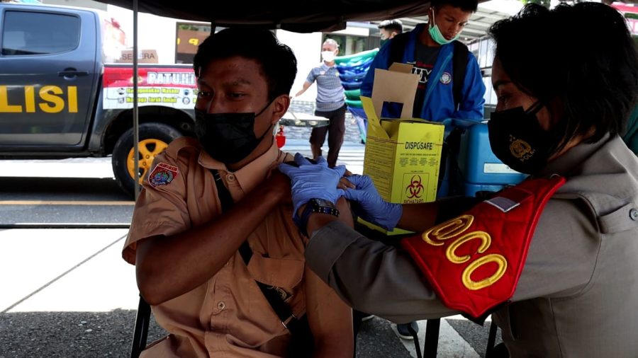 Kebut Vaksin, Sat Samapta Polres Tana Toraja Fasilitasi Vaksin 53 Pelajar SMK Kristen Pelangi