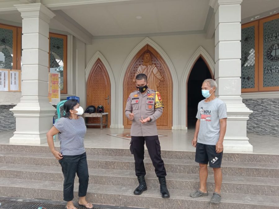 Bhabinkamtibmas Patroli dan Koordinasi Pelaksanaan ibadah Natal 2021 Di Gereja Wala