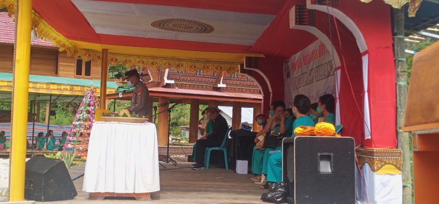 Bhabinkamtibmas Patroli dan Koordinasi Pelaksanaan ibadah Natal 2021 Di Gereja Wala