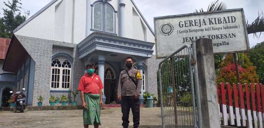 Bhabinkamtibmas Patroli dan Koordinasi Pelaksanaan ibadah Natal 2021 Di Gereja Wala