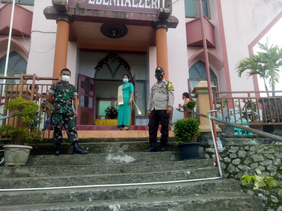 Bhabinkamtibmas Patroli dan Koordinasi Pelaksanaan ibadah Natal 2021 Di Gereja Wala