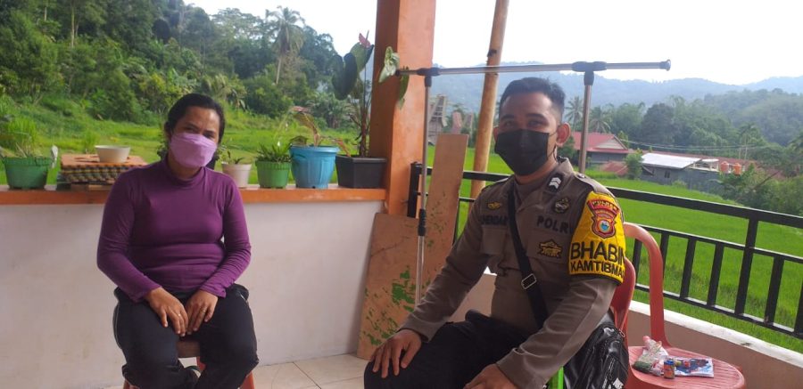 Bhabinkamtibmas Patroli dan Koordinasi Pelaksanaan ibadah Natal 2021 Di Gereja Wala
