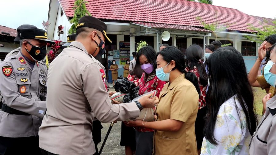 Program “Sentuhan Kasih”, Kapolres Tana Toraja Kembali Bagikan 50 Paket Sembako