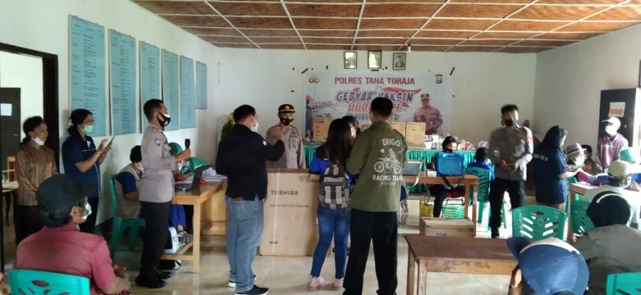Kapolsek Sangalla monitoring pelaksanaan Gebyar Doorprize Vaksinasi