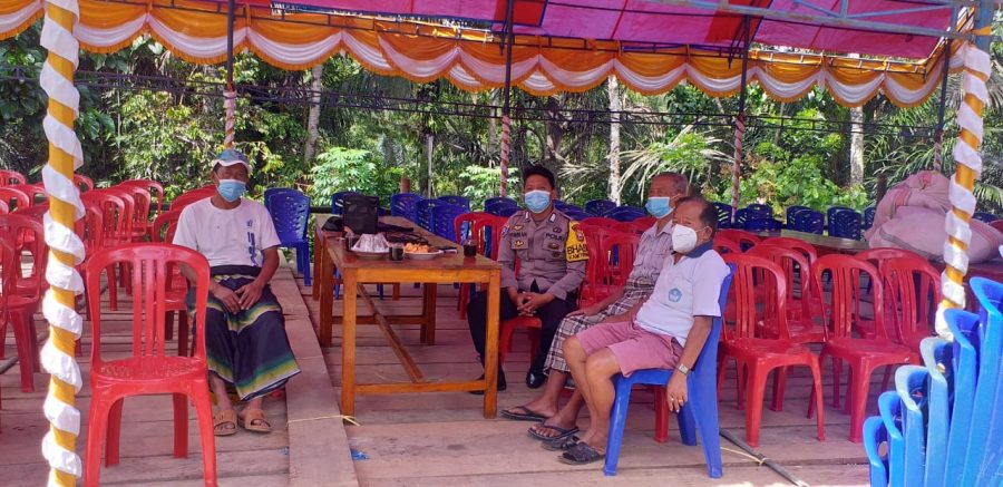 Bhabinkamtibmas pemantauan Protokol Kesehatan Cegah Covid-19 Jelang acara Nikah