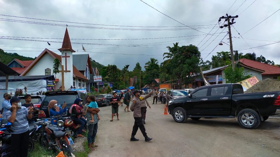 Bhabinkamtibmas Pengamanan Rangkaian Adat Acara Rambu Solo’ di Ma’pasonglo