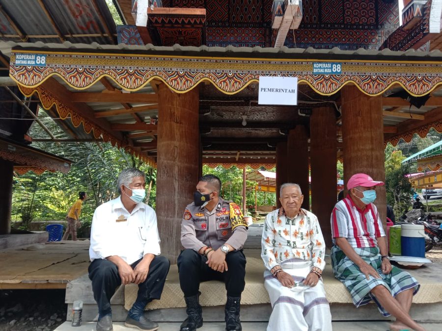 Bhabinkamtibmas Pengamanan Rangkaian Adat Acara Rambu Solo’ di Ma’pasonglo