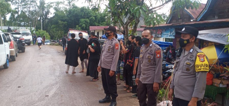 Bhabinkamtibmas Pengamanan Rangkaian Adat Acara Rambu Solo’ di Ma’pasonglo