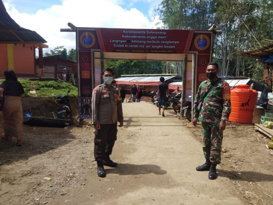 Bhabinkamtibmas Pengamanan Rangkaian Adat Acara Rambu Solo’ di Ma’pasonglo