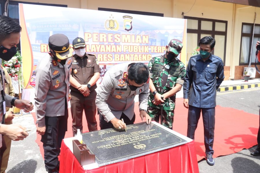 Kapolsek Mengkendek menghimbau masyarakat untuk melakukan vaksin di Plasa Kolam