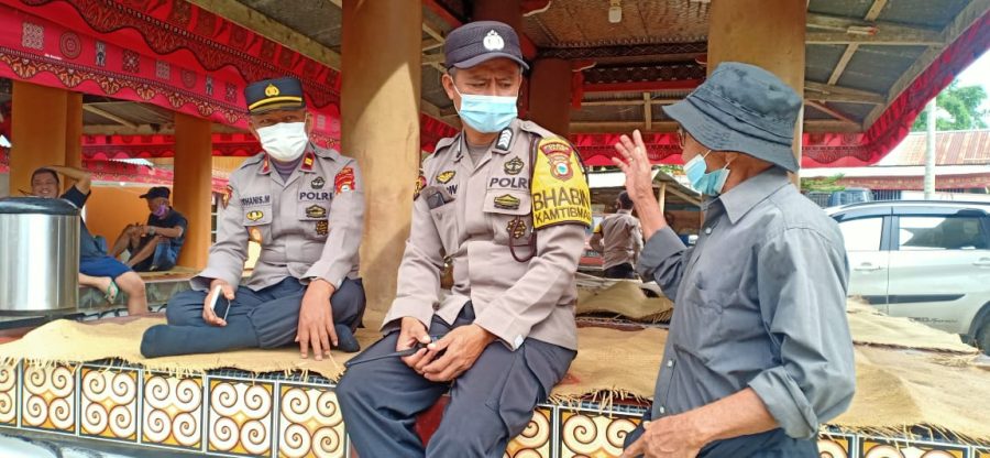 Kapolsek Mengkendek menghimbau masyarakat untuk melakukan vaksin di Plasa Kolam