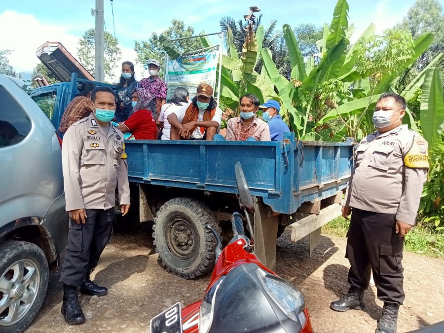 Bhabinkamtibmas Polsek Saluputti jemput Warga Lembang Buri’ Untuk Di Vaksin