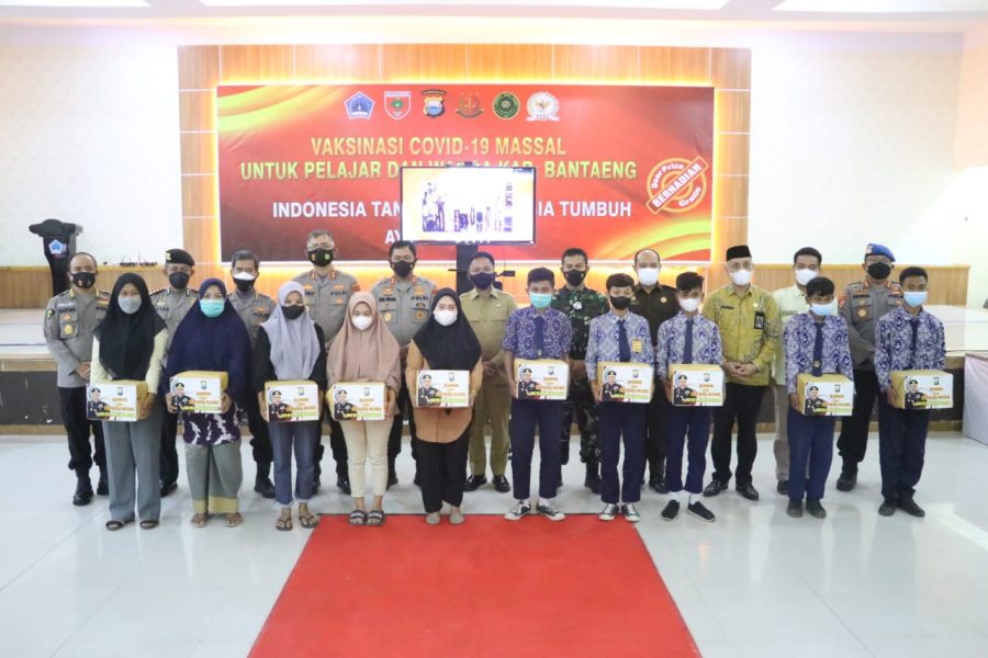 Kapolsek Saluputti Antar Jemput Warga Untuk Divaksin