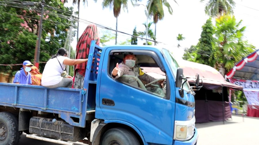 Kapolsek Saluputti Antar Jemput Warga Untuk Divaksin