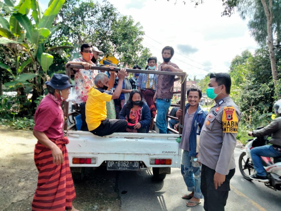 Kapolsek Makale bersama personil monitoring syukuran di tongkonan Tondok Tangga