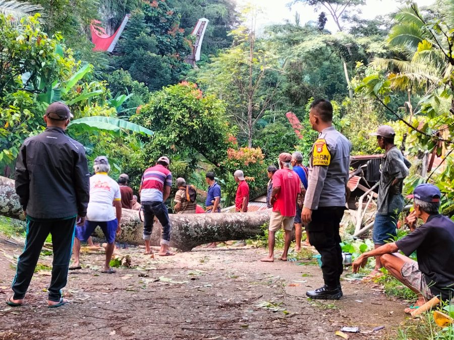 Kapolsek Makale bersama personil monitoring syukuran di tongkonan Tondok Tangga