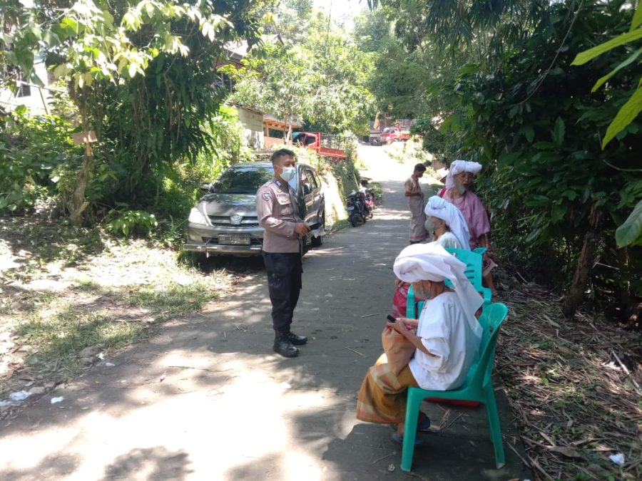 Kapolsek Makale bersama personil monitoring syukuran di tongkonan Tondok Tangga