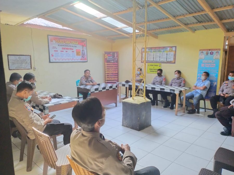 Kapolsek Makale bersama personil monitoring syukuran di tongkonan Tondok Tangga