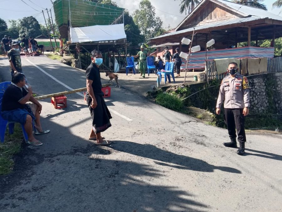 Bhabinkambtimas Polsek Makale Memantau Acara Kegiatan Adat Rambu Solo