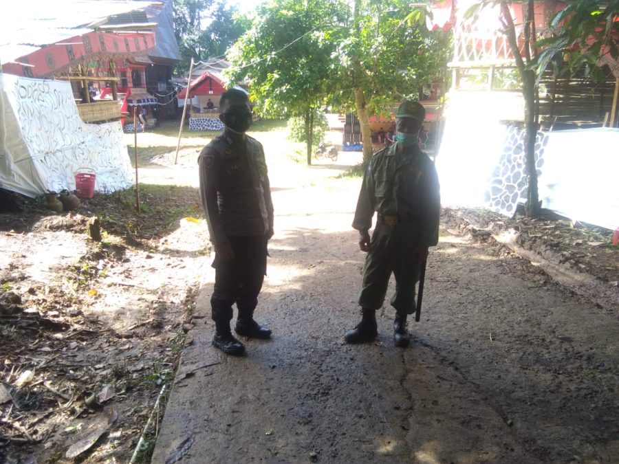 Bhabinkambtimas Polsek Makale Memantau Acara Kegiatan Adat Rambu Solo