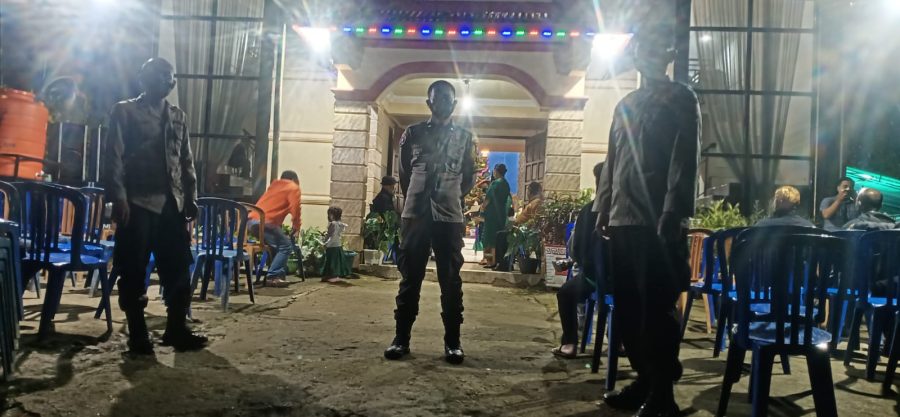 Pantau Prokes, Kapolsek Saluputti pimpin personil pengamanan Natal Gereja Toraja