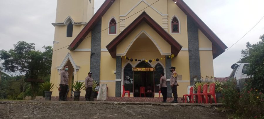 Pantau Prokes, Kapolsek Saluputti pimpin personil pengamanan Natal Gereja Toraja