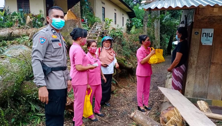 Pantau Prokes, Kapolsek Saluputti pimpin personil pengamanan Natal Gereja Toraja