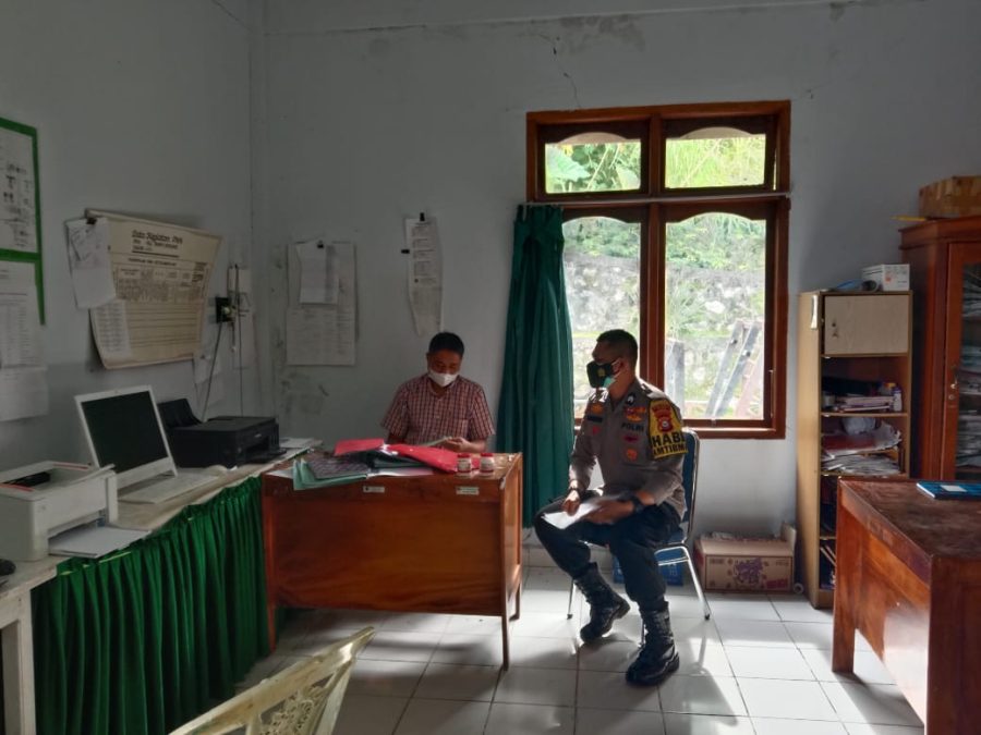 Bhabinkamtibmas Polsek Makale DDS Di Kantor Lurah Buntu Burake