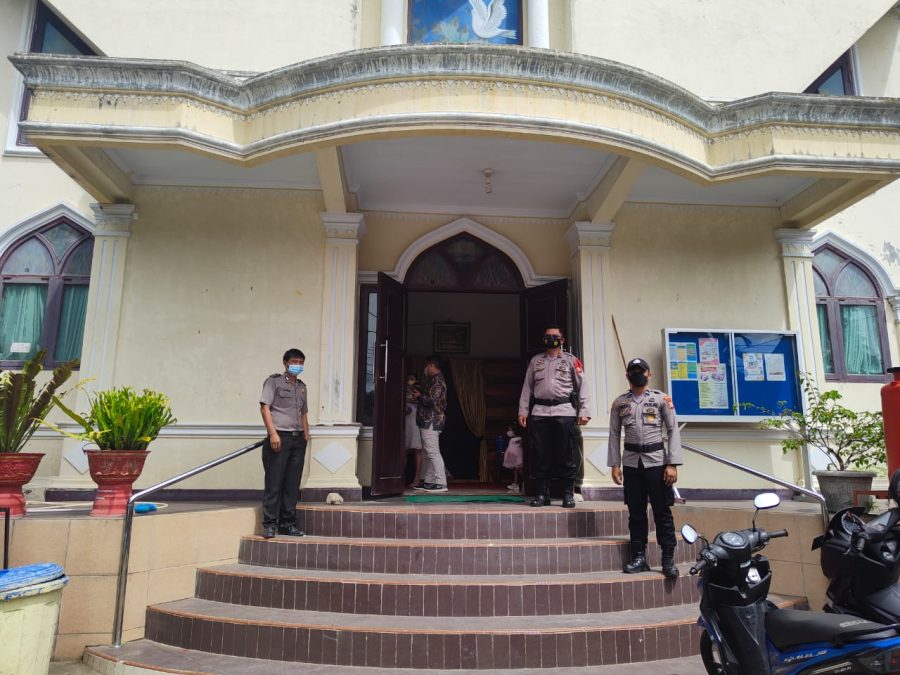 Bhabinkamtibmas Polsek Makale DDS Di Kantor Lurah Buntu Burake