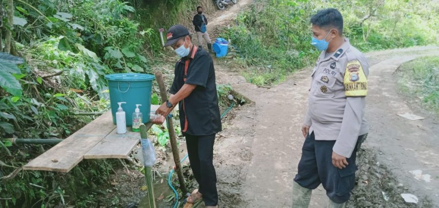 Bhabinkamtibmas Polsek Simbuang Memantau Prokes Dilokasi Rambu Solo’