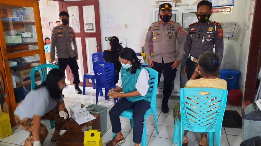 Bhabinkamtibmas Polsek Simbuang Memantau Prokes Dilokasi Rambu Solo’