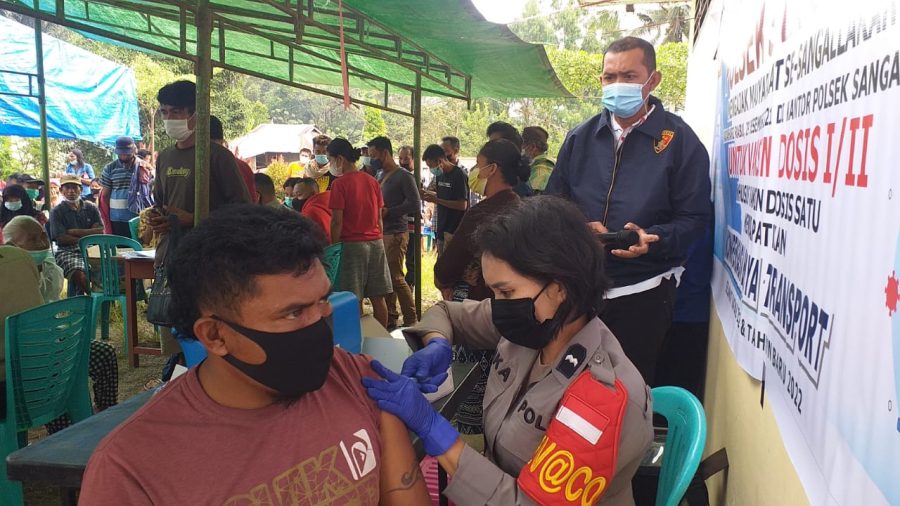 Bhabinkamtibmas Polsek Simbuang Memantau Prokes Dilokasi Rambu Solo’