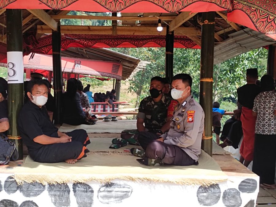 Bhabinkamtibmas Polsek Simbuang Memantau Prokes Dilokasi Rambu Solo’