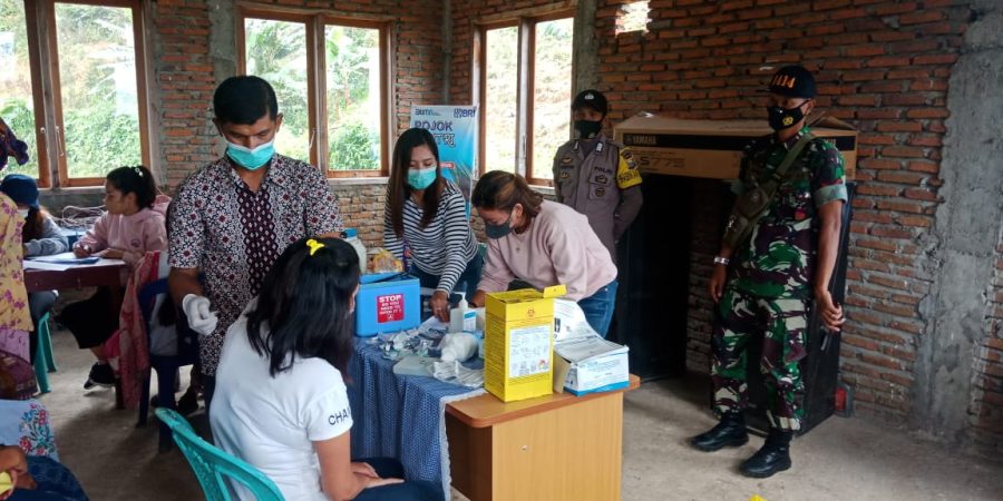 Bhabinkamtibmas pemantauan Protokol Kesehatan pada kegiatan rambu Solo