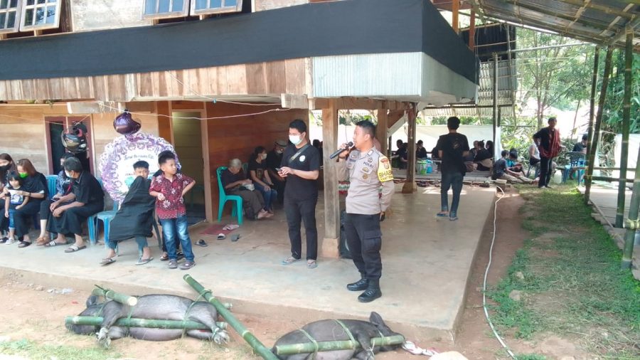 Bhabinkamtibmas pemantauan Protokol Kesehatan pada kegiatan rambu Solo