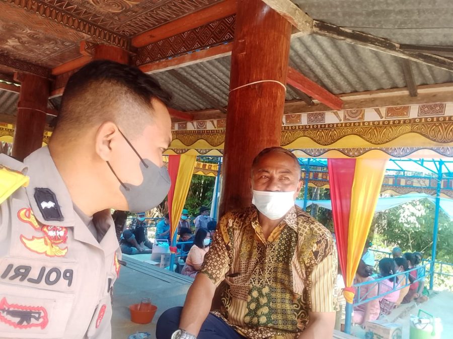Bhabinkamtibmas pemantauan Protokol Kesehatan pada kegiatan rambu Solo