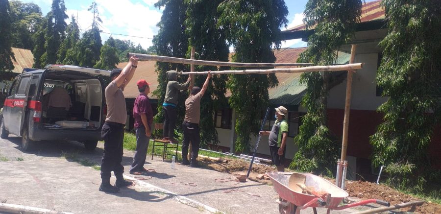 Bhabinkamtibmas pemantauan Protokol Kesehatan pada kegiatan rambu Solo