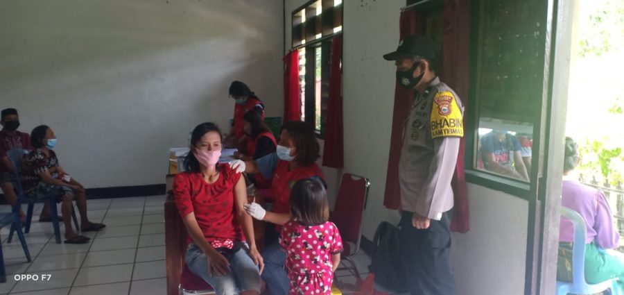 bhabinkamtibmas Polsek Mengkendek Intensif Himbau Protokol Kesehatan