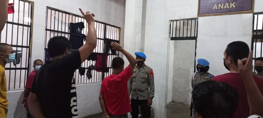 bhabinkamtibmas Polsek Mengkendek Intensif Himbau Protokol Kesehatan