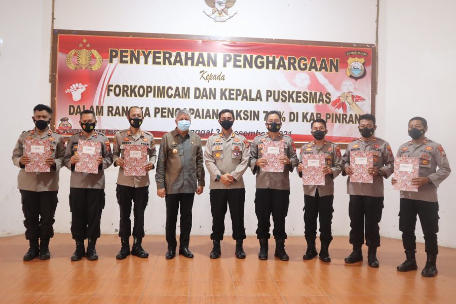 Sukses Tembus 71% Vaksinasi, Kapolres Pinrang Berikan Penghargaan Kepada Forkopimcam dan Kepala Puskesmas