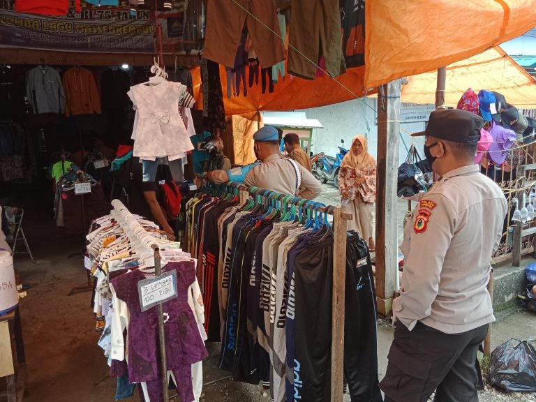 Wujudkan Kamtibmas yang Kondusif, Kapolsek Alla Turun Langsung Pimpin Patroli Pasar